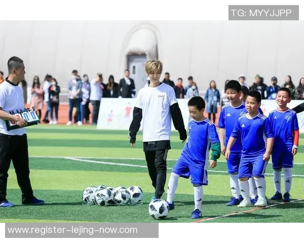 鹿晗与足球女友的甜蜜日常揭秘两人如何携手共度幸福时光